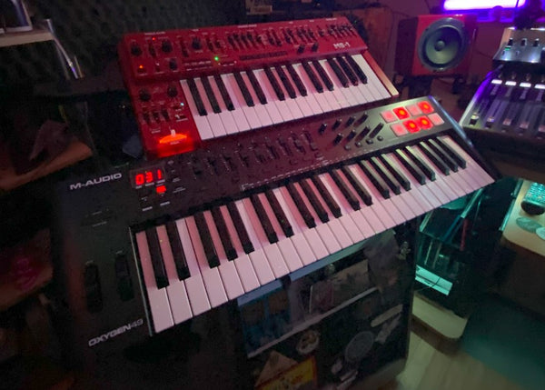 Behringer MS-1 and M-Audio Oxygen49 on KVgear Adapt L2 stand