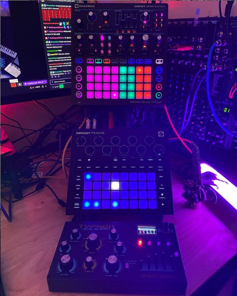 Desktop stand for Novation Circuit Mono Station and Tracks (KVgear Adapt L2)