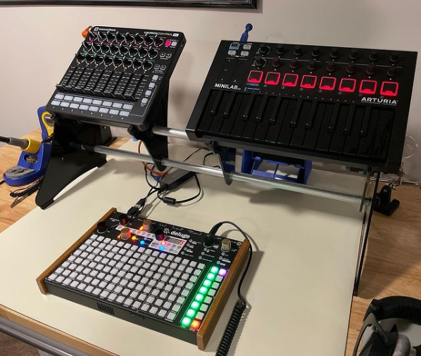 KVgear Gear Rail holding Novation Circuit and Arturia Minilab above Deluge