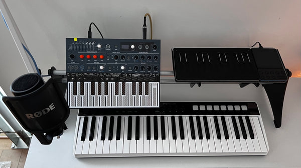 KVgear Gear Rail holding Arturia Microfreak and a controller above an iRig49