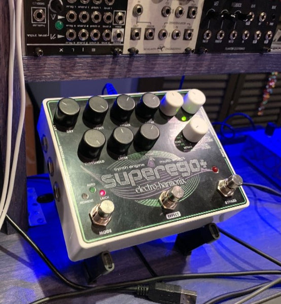 KVgear Stiletto Angled holding electro-harmonix superego+