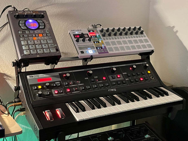 KVgear SubPiggy stand fits Moog little phatty and can hold an SP-404 and Beatstep.