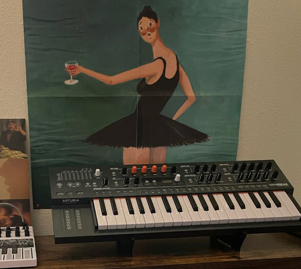 Arturia minifreak on KVgear Utility M1 desktop synth stand.