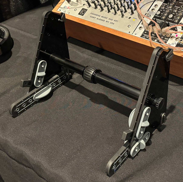 SynthRISE modular synth stand is fully adjustable and highly stable.  Gear support hook can be adjusted in height, and horizontal stabilizer can be adjusted towards the front or rear.

