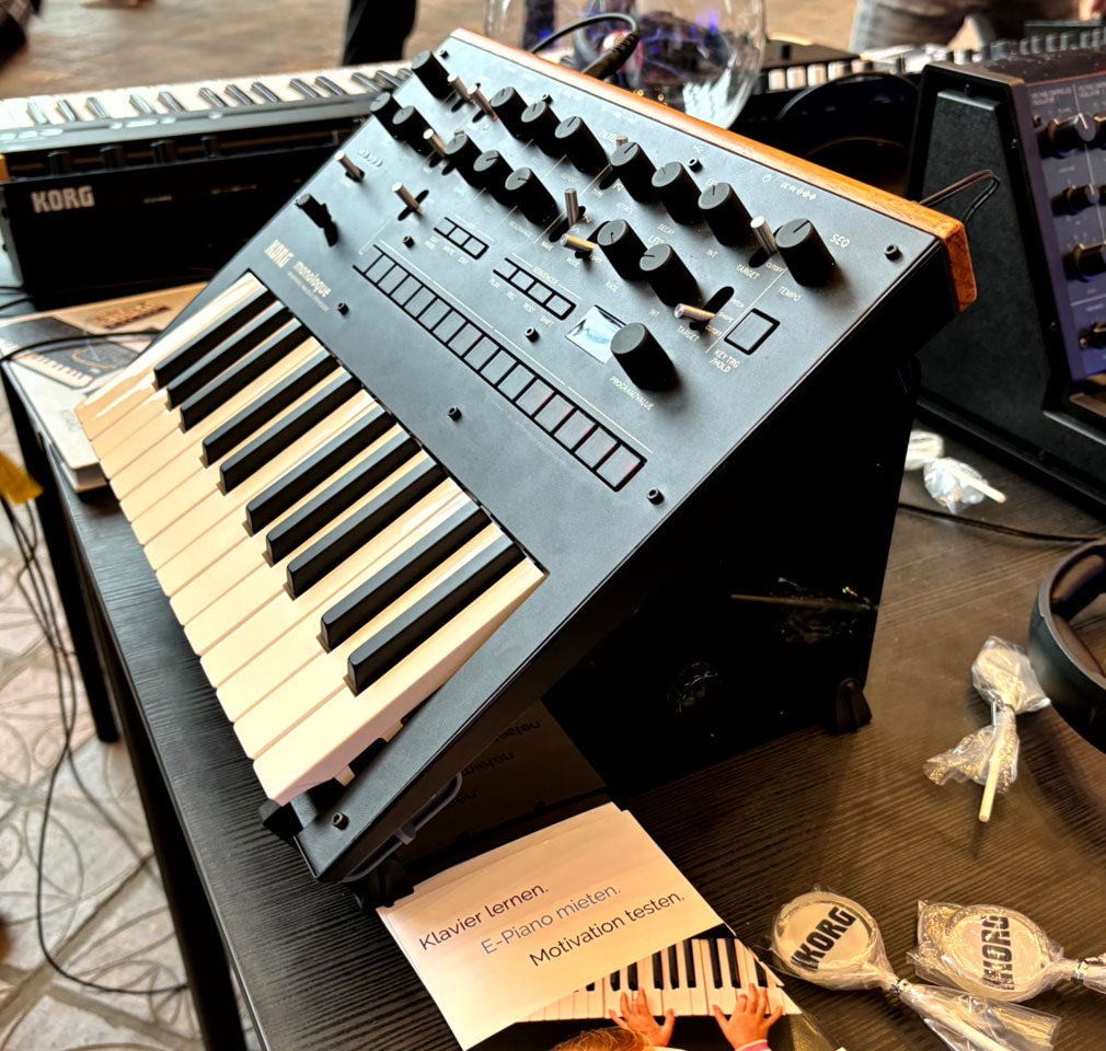SynthRISE one tier desktop synth stand for large-sized gear