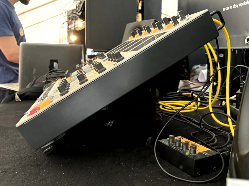 Synth Module Stand SynthRISE one tier desktop synth stand for large-sized gear